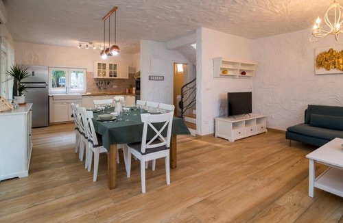 Risika House | Holiday Home in Vrbnik with Terrace, Air condition, WIFI, Washing machine (4770-1)