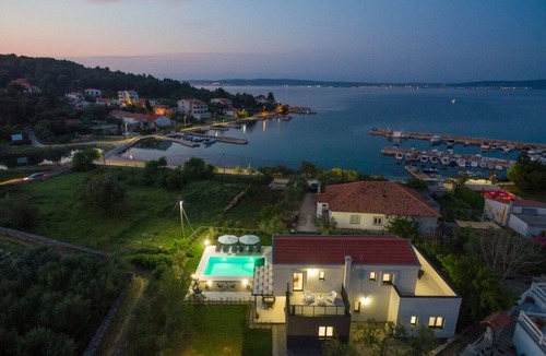 Zdrelac House | Holiday Home in Ždrelac with Seaview, Terrace, Air condition, WIFI (4652-1)