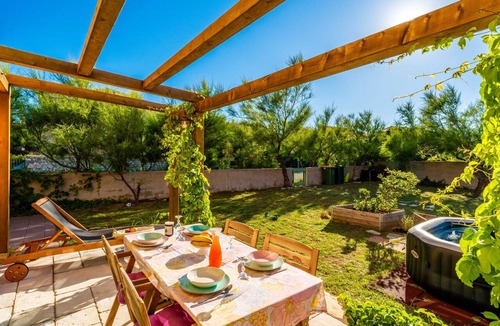 Razanac Villa | Holiday home Kolo loko cottage by Villas Guide