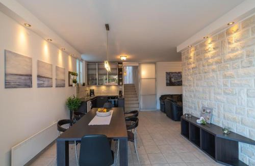 Maslinica House | Holiday Home Lea - Three Bedroom Holiday Home with Terrace and Sea View
