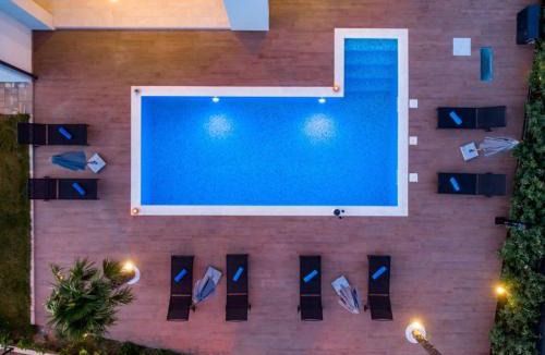 Sarsoni House | Holiday Home Schönes Haus für 8 Personen mit großem Schwimmbad by Interhome