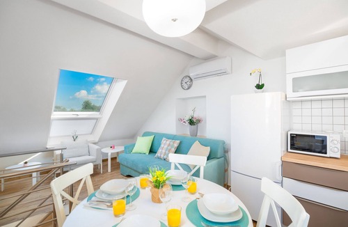 Skrip House | Holiday home Škrika -Three Bedroom Home with heated Pool and Jacuzzi