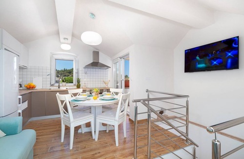 Skrip House | Holiday home Škrika -Three Bedroom Home with heated Pool and Jacuzzi
