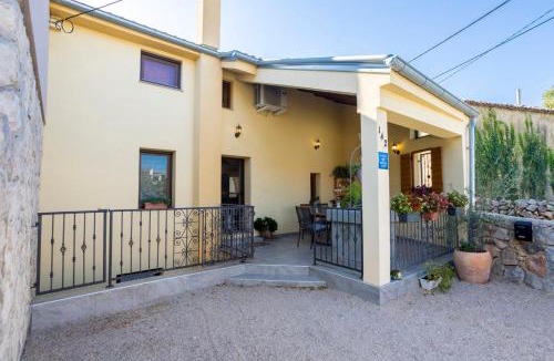 Risika House | Holiday Home Svjetlana