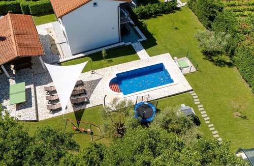 Strmac House | Holiday home with 2 separate apartments, swimming pool and air conditioning