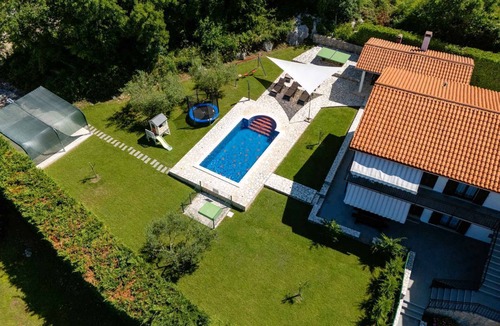 Strmac House | Holiday home with 2 separate apartments, swimming pool and air conditioning