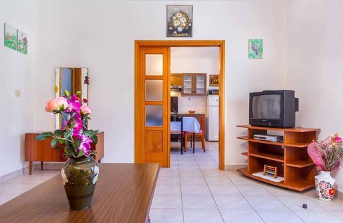 Vinkuran House | Holiday home with garden, barbecue and children's playground