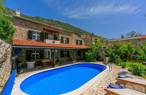 Drivenik House | Holiday home with outdoor swimming pool and summer kitchen