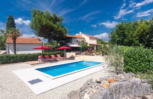 Garica House | Holiday home with pool and fenced garden