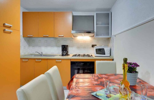 Lindar House | Holiday home with pool and air conditioning