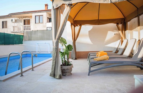 Orbanici House | Holiday home with pool for 6 people