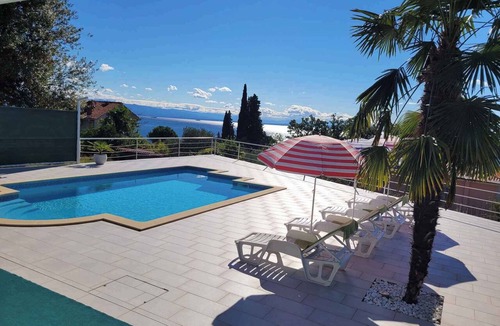 Ika House | Holiday home with sea view and pool