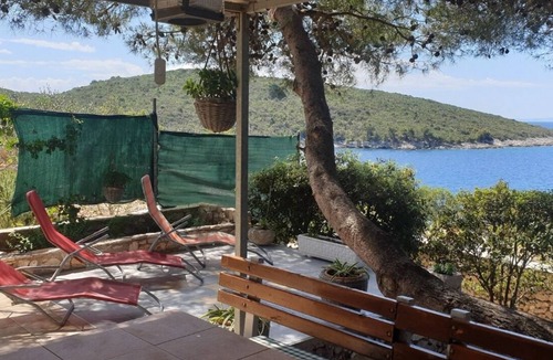 Donje Selo House | Holiday house Ana - 30 m from beach : - Maslinica, Island Solta, Croatia