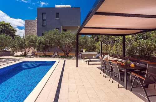 Dugi Rat House | Holiday house Dugi Rat for 1 - 10 persons with 5 bedrooms - Holiday house