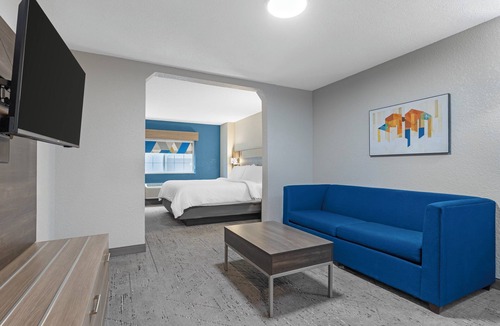 Charlotte Hotel | Holiday Inn Express Hotel & Suites Charlotte by IHG