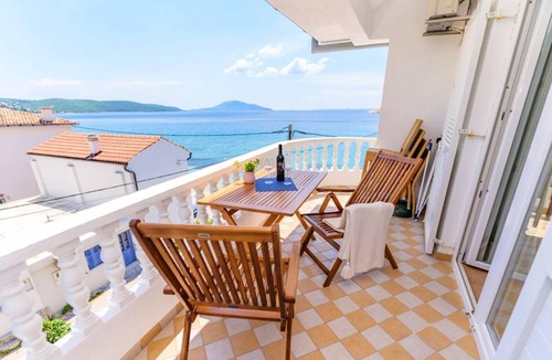 Martinscica Apartment | Homerez - Appartement for 5 ppl. with sea view and balcony at Martinšćica