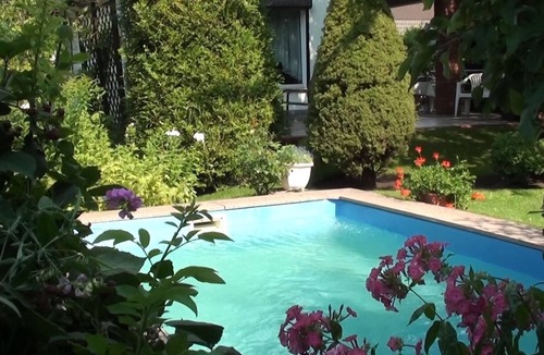 Marzahn House | House in an oasis in Berlin with pool, garden, air-conditioning and fireplace