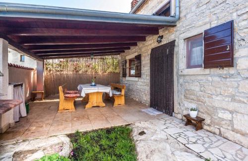 Mali Vareski House | House Nicol - Authentic Istrian holiday home with terrace and garden near the Sea