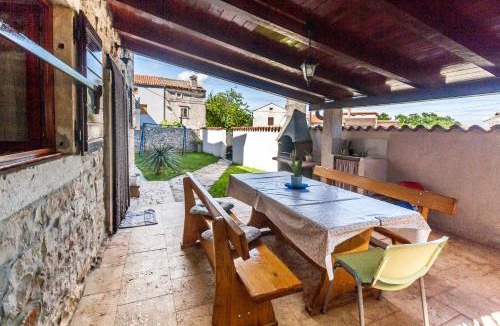 Mali Vareski House | House Nicol - Authentic Istrian holiday home with terrace and garden near the Sea