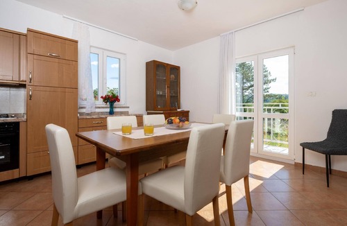 Vinez Apartment | House Orange- Family Friendly Location with Pool and Close to the Sea
