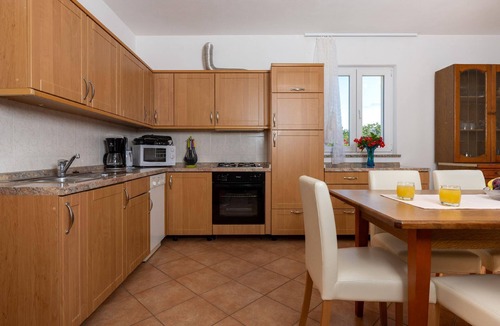 Vinez Apartment | House Orange- Family Friendly Location with Pool and Close to the Sea