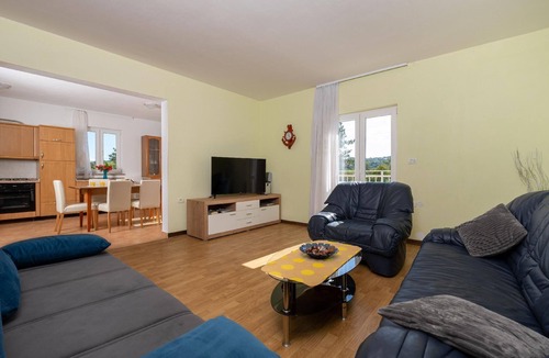 Vinez Apartment | House Orange- Family Friendly Location with Pool and Close to the Sea