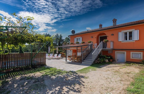 Vinez Apartment | House Orange- Family Friendly Location with Pool and Close to the Sea