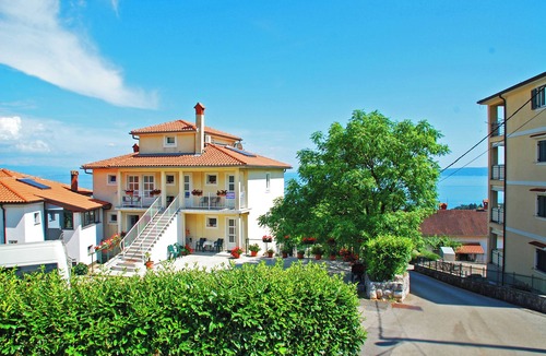 Poljane Apartment | House with 7 apartments in a quiet location, with a beautiful view of the sea