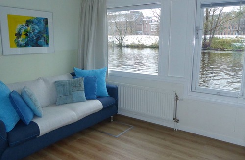 Eastern Docklands Boat Rental | Houseboat In The Center, 5 min walk to Tropical Museum, Free Wifi!
