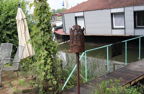 Roermond Boat Rental | Houseboat in the middle between AreaX and Outlet nevertheless pure nature