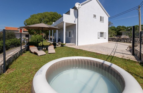Sestanovac House | Ideal holiday house, including a heated hot tub and a barbecue