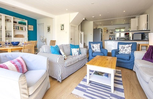 South Cerney House | Isis Lakes 40, Casa Angela (P) - Lakeside Lodge, On-site Activities, Sleeps 8