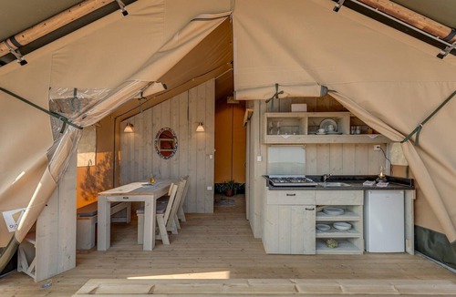 Donje Selo Apartment | Island Glamping for 4 with Jacuzzi