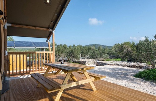 Donje Selo Apartment | Island Glamping for 4 with Jacuzzi