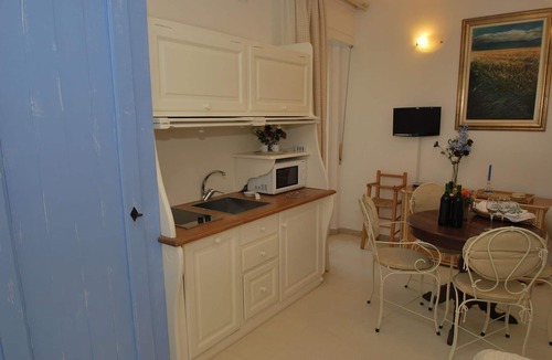 Marina di Castagneto Carducci Apartment | Beautiful apartment for 2 people with WIFI, A/C, TV, balcony and panoramic view