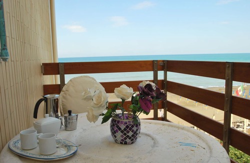Marina di Castagneto Carducci Apartment | Beautiful apartment for 2 people with WIFI, A/C, TV, balcony and panoramic view