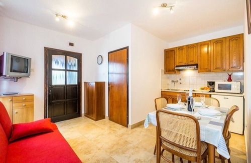 Banjole Apartment | Just 400 metres to beach with pool, jacuzzi, WiFi