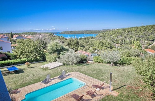 Banjole Apartment | Just 400 metres to beach with pool, jacuzzi, WiFi