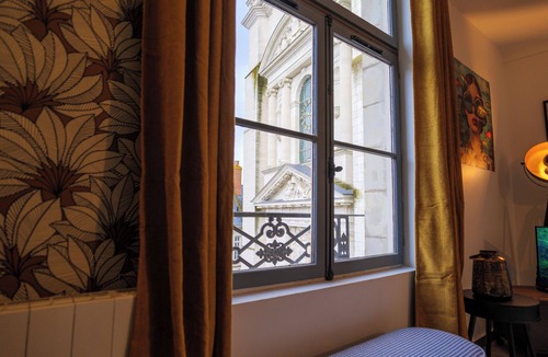 Saumur Apartment | Le 5, Charming apartment, Saumur town center. View of St Peter's Square and Church