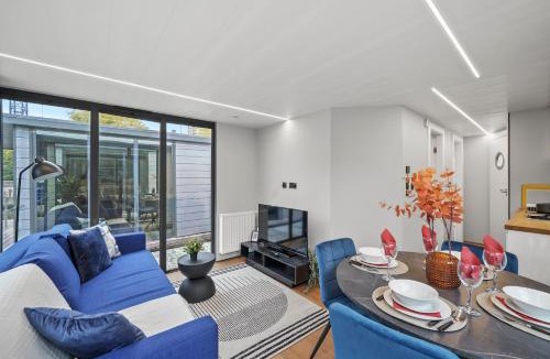 Canary Wharf Boat Rental | London Water Lodge Retreat - Sleeps 6