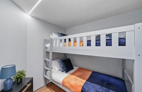 Canary Wharf Boat Rental | London Water Lodge Retreat - Sleeps 6