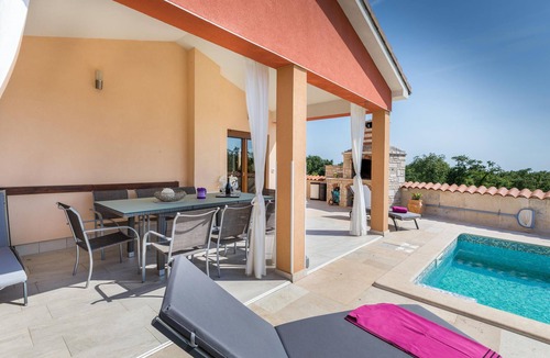 Pinezici House | Look forward to vacationing in this vacation home with pool and views of the green surroundings!