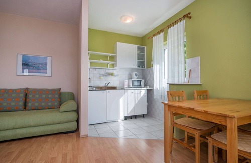 Smrika Apartment | Lovely apartment for 4 guests with WIFI, pool, A/C, TV and patio