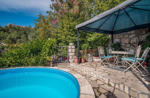 Smrika Apartment | Lovely apartment for 4 guests with WIFI, pool, A/C, TV and patio