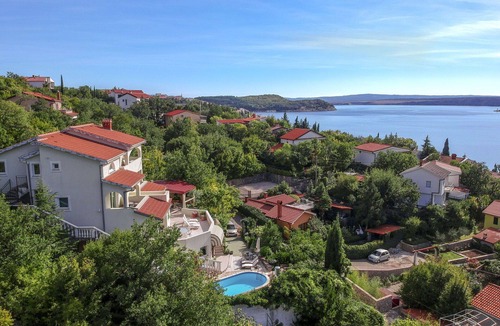 Smrika Apartment | Lovely apartment for 4 guests with WIFI, pool, A/C, TV and patio