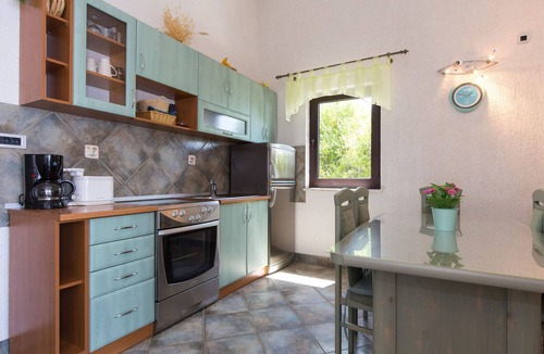 Senj Apartment | Lovely apartment for 4 guests with WIFI, A/C, TV, terrace and pets allowed