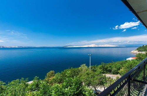 Senj Apartment | Lovely apartment for 4 guests with WIFI, A/C, TV, terrace and pets allowed