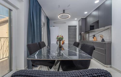 Metajna Apartment | Lovely Apartment In Metajna With House Sea View