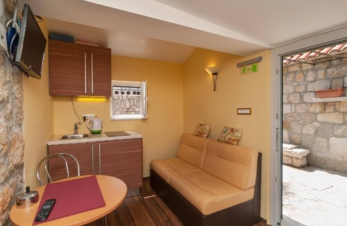 Tice Apartment | Lovely Apartment in Omiš with Private Balcony