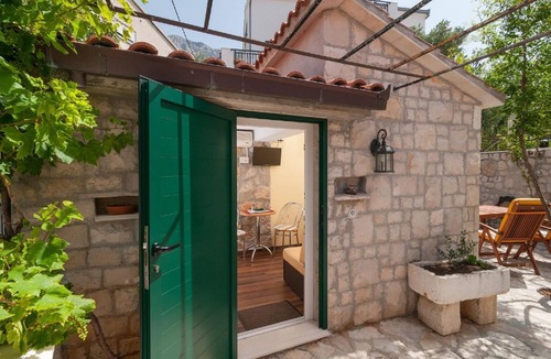 Tice Apartment | Lovely Apartment in Omiš with Private Balcony